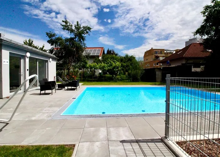 Maureen Lovely 2 Bedroom Unit With Community Pool